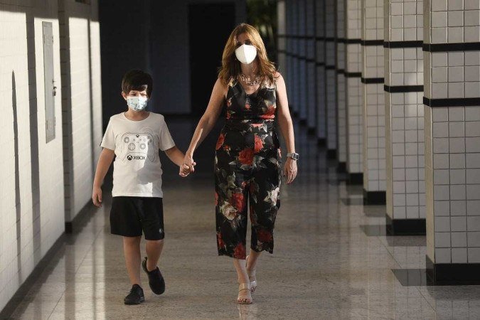 Ana Rita Ozório conta que a alfabetização do filho Leonardo foi prejudicada na pandemia. Ela apoia o fim do modelo híbrido - (crédito: Minervino Júnior/CB) Ana Rita Ozório conta que a alfabetização do filho Leonardo foi prejudicada na pandemia. Ela apoia o fim do modelo híbrido - (crédito: Minervino Júnior/CB)