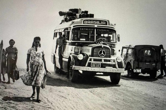  Para homenagear o pai Sindoval, Lidi Satier tatuou o ônibus da foto de 1957. A imagem de Gonczarowska foi publicada, na época, pela revista Manchete e faz parte do livro Brasil — Duas décadas, duas capitais
