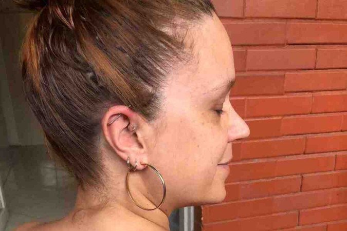  Crédito: Arquivo Pessoal. Tatuagem de Lídia Satier,  baseada na foto de Jankiel Gonczarowska, mostrando um ônibus chegando com trabalhadores para construir Brasília