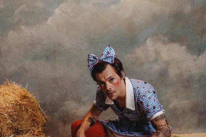 Harry Styles em mais um ensaio que aparece vestido com roupas tidas como femininas