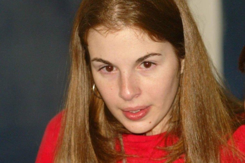 09/06/2005. Crédito: Tuca Vieira/Folha Imagem. Brasil. Rio Claro - SP. A estudante Suzane Von Richthofen, acusada de planejar a morte de seus pais deixa o Centro de Ressocialização após habeas-corpus concedido pelo Tribunal de Justiça. Caption 09/06/2005. Crédito: Tuca Vieira/Folha Imagem. Brasil. Rio Claro - SP. A estudante Suzane Von Richthofen, acusada de planejar a morte de seus pais deixa o Centro de Ressocialização após habeas-corpus concedido pelo Tribunal de Justiça. Caption