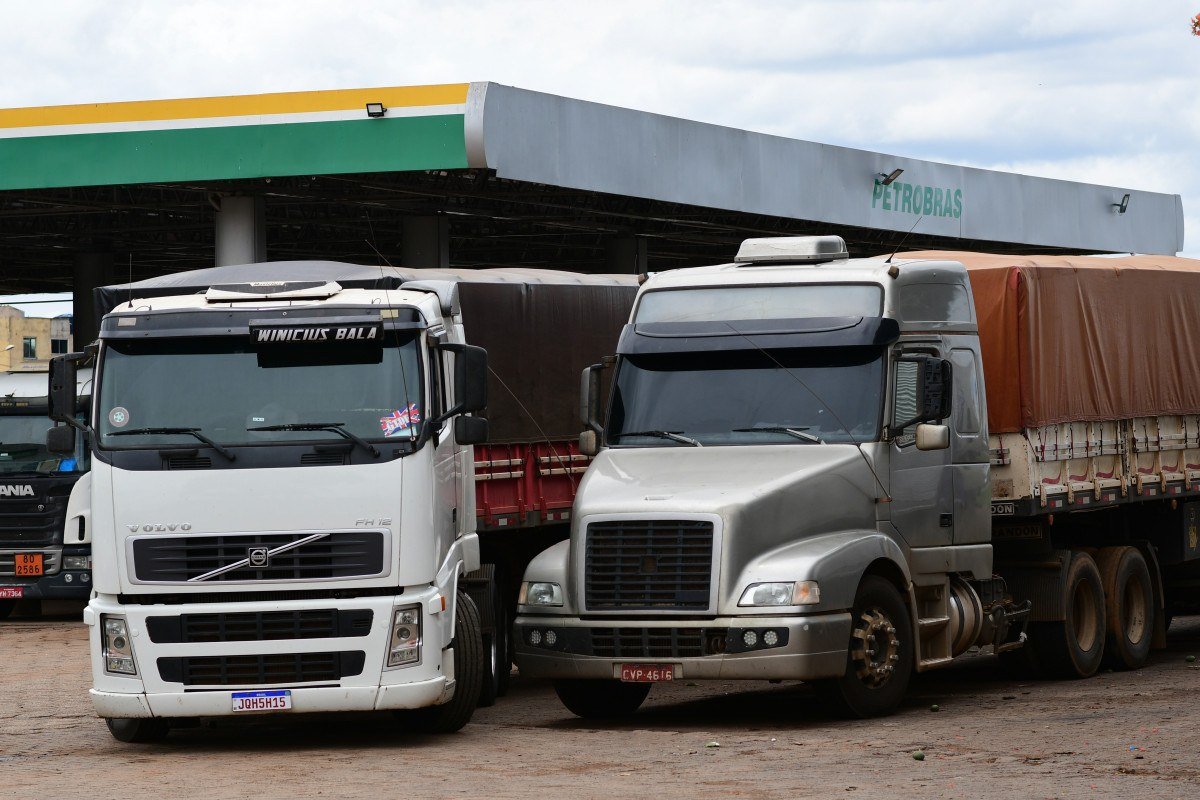 Cegonheiros e transportadores de combustíveis iniciam paralisação nesta sexta