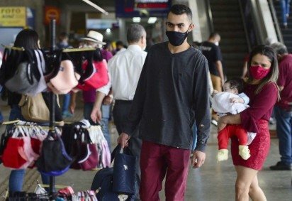 Desde o dia 14, uso de máscaras em locais abertos voltou a ser obrigatório. O descumprimento do decreto pode gerar multa - (crédito: Marcelo Ferreira/CB/D.A Press) Desde o dia 14, uso de máscaras em locais abertos voltou a ser obrigatório. O descumprimento do decreto pode gerar multa - (crédito: Marcelo Ferreira/CB/D.A Press)