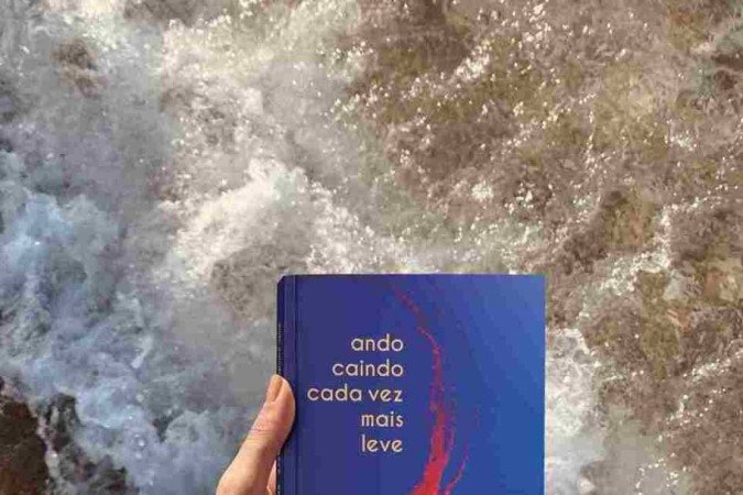 Livro Ando caindo cada vez mais leve, de Carla Andrade