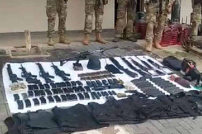 Quadrilha possuía um verdadeiro arsenal de guerra, afirmou a Polícia Militar - (crédito: Reprodução/Alterosa Sul de Minas) Quadrilha possuía um verdadeiro arsenal de guerra, afirmou a Polícia Militar - (crédito: Reprodução/Alterosa Sul de Minas)