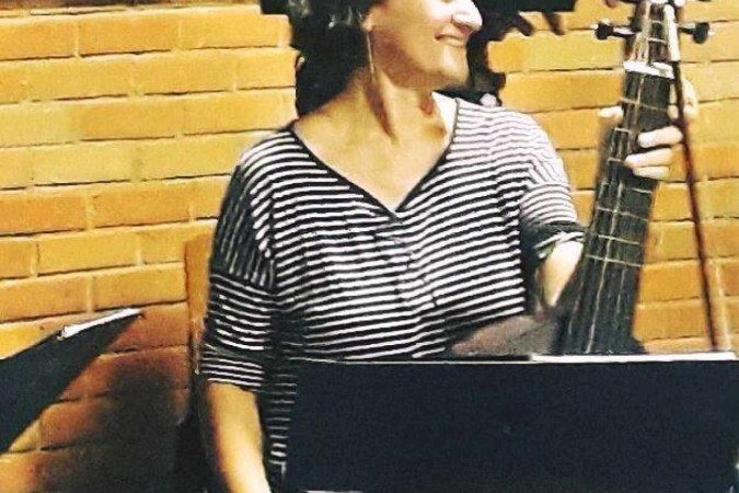 Musicista Cecilia Aprigliano, autora do livro Um pouco