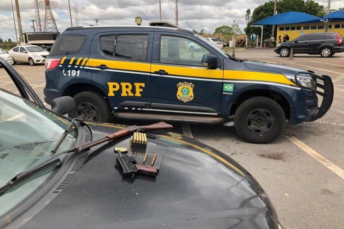 Duas armas e mais de 75 munições foram apreendidas pela PRF nesta segunda-feira (1º/11) - (crédito: Polícia Rodoviária Federal) Duas armas e mais de 75 munições foram apreendidas pela PRF nesta segunda-feira (1º/11) - (crédito: Polícia Rodoviária Federal)
