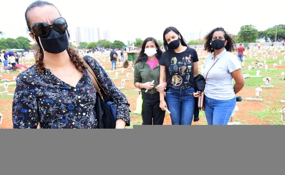 Andreia e a família foram ao túmulo em que estão pais e um amigo
