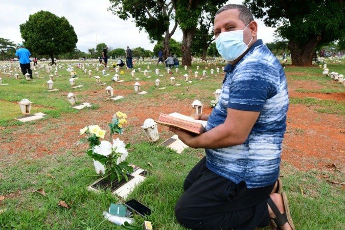Com uma Bíblia, Marcelo Martins reza por familiares