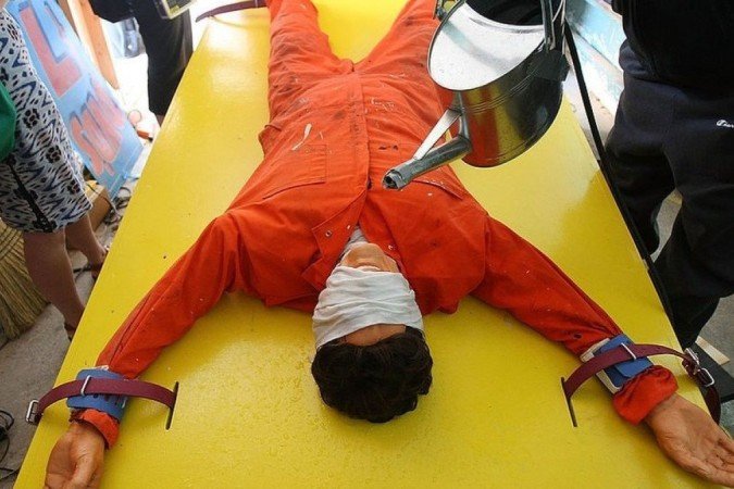 Uma das técnicas de tortura praticadas em Guantánamo era chamada de 'waterboarding'
- Uma das técnicas de tortura praticadas em Guantánamo era chamada de 'waterboarding'
-