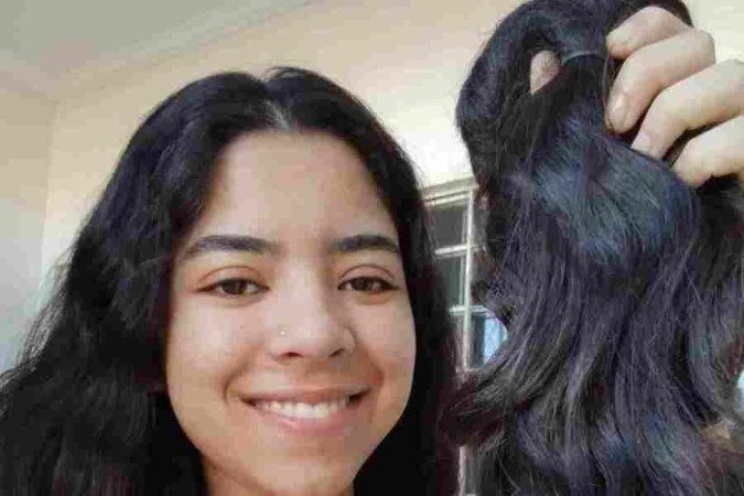 A jovem Laísa Cailane guardou 34cm de cabelo para doar