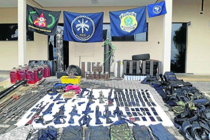 Na ação, que resultou em 26 suspeitos mortos, PM apreendeu armas e munições - (crédito: Polícia Militar (PM) e Polícia Rodoviária Federal (PRF)) Na ação, que resultou em 26 suspeitos mortos, PM apreendeu armas e munições - (crédito: Polícia Militar (PM) e Polícia Rodoviária Federal (PRF))