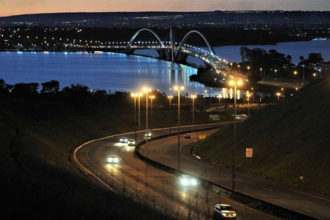  03/11/2021 Crédito:  Paulo H. Carvalho/Agencia Brasília. Iluminação da Ponte JK