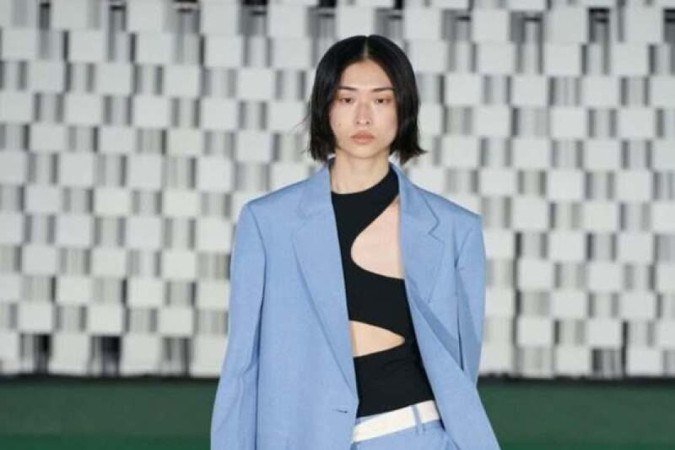 A terceira peça ajuda a criar um efeito visual ainda mais interessante. Este look de Stella McCartney contrapõe o esportivo do body e da calça com o blazer, mais formal
