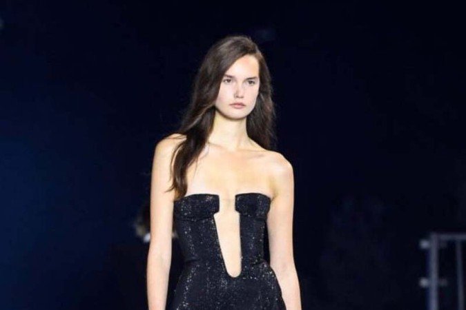 Vestido da Balmain traz recortes assimétricos