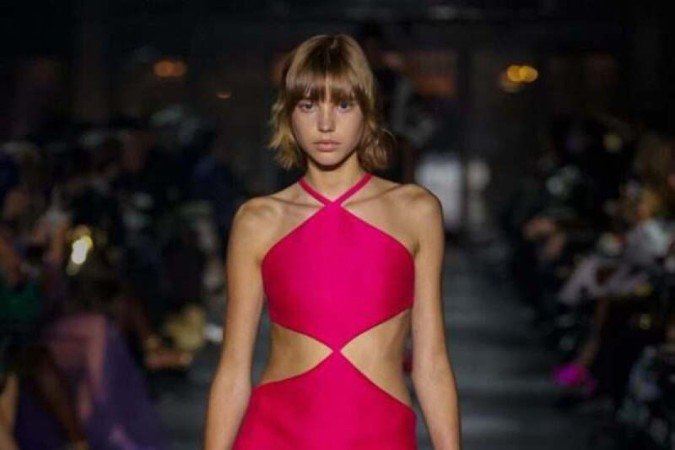 Ilusão geométrica no desfile da 
Valentino, no Paris Fashion Week