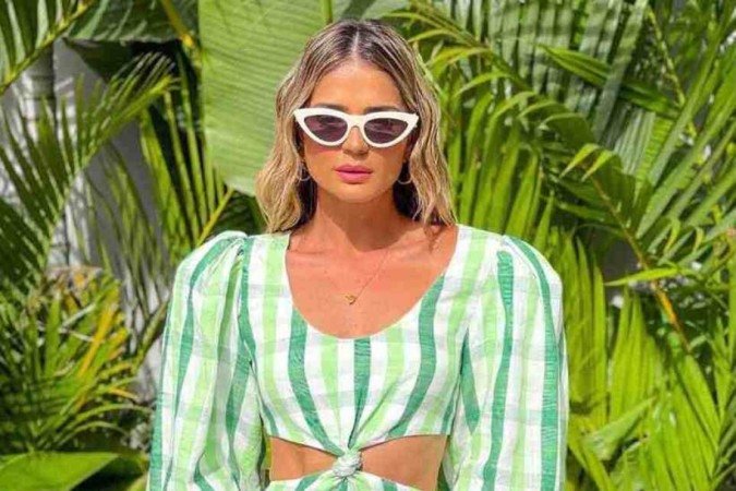 Sempre antenada, Thássia Naves vestiu macaquinho com recortes na cintura