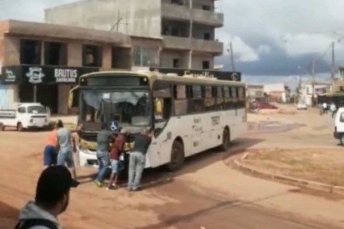 Segundo a viação, técnicos da empresa estiveram no local e o ônibus voltou à circulação ainda pela manhã - (crédito: Reprodução/Redes sociais) Segundo a viação, técnicos da empresa estiveram no local e o ônibus voltou à circulação ainda pela manhã - (crédito: Reprodução/Redes sociais)