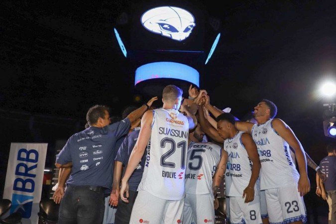 Elenco do Brasília Basquete reunido sob o novo telão da Arena Nilson Nelson. Ginásio foi reformulado para receber os jogos do time -  (crédito: Matheus Maranhão/@mmaranhaofoto)