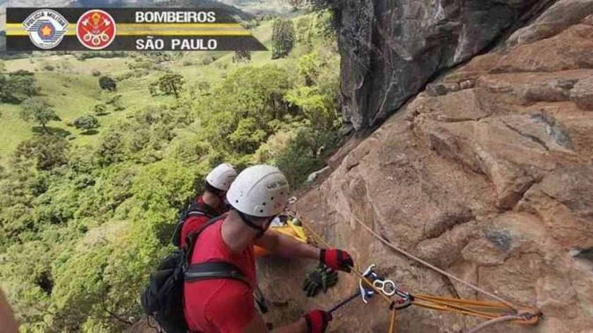 Militares dos bombeiros de Campos do Jordão fizeram o resgate do corpo 