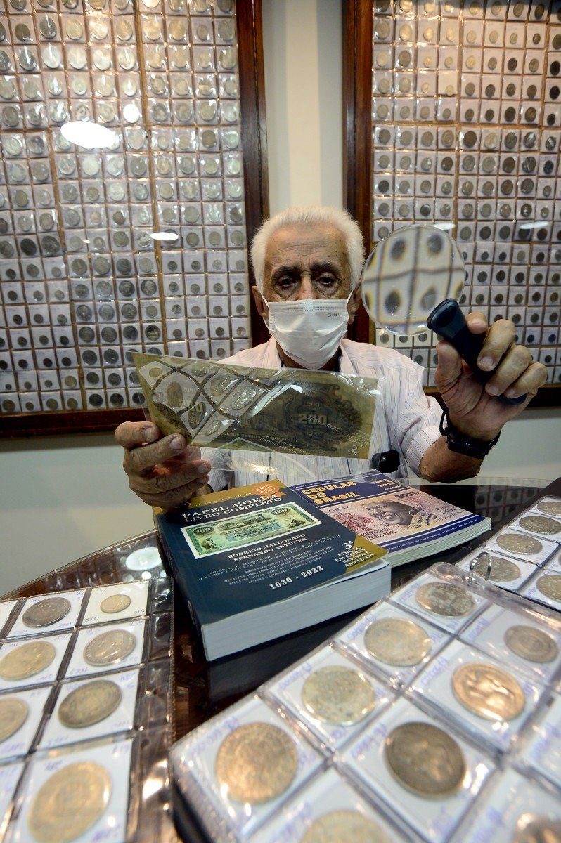  04/11/2021 Crédito: Marcelo Ferreira/CB/D.A Press. Brasil. Brasilia - DF Encontro nacional de colecionadores. Gilberto Bailão, colecionador e dono da Loja do Colecionador.