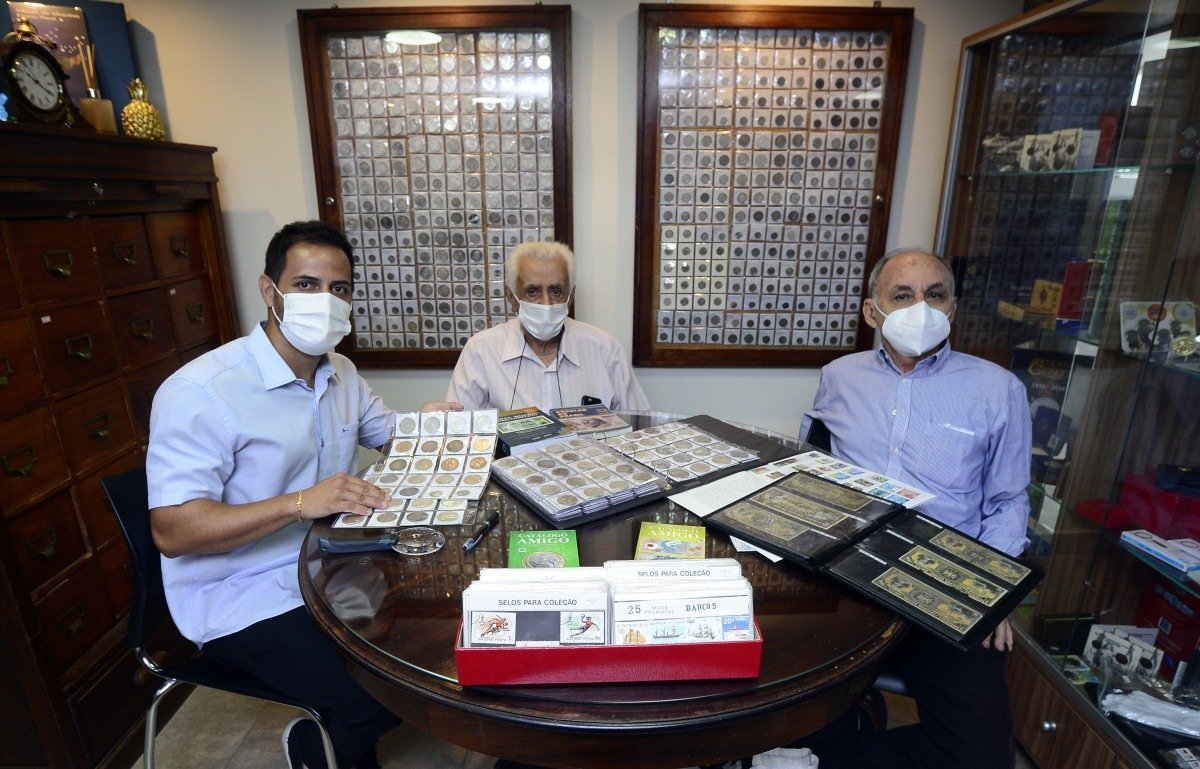  04/11/2021 Crédito: Marcelo Ferreira/CB/D.A Press. Brasil. Brasilia - DF Encontro nacional de colecionadores. Gilberto Cavalini,  Sr. Gilberto Bailão e Sr. Francisco Salmito (camisa azul)
