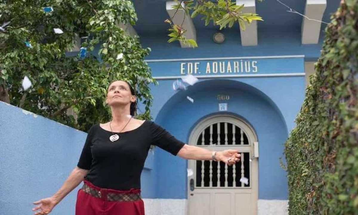 Cena de Aquarius (2016), de Kl&eacute;ber Mendon&ccedil;a Filho 