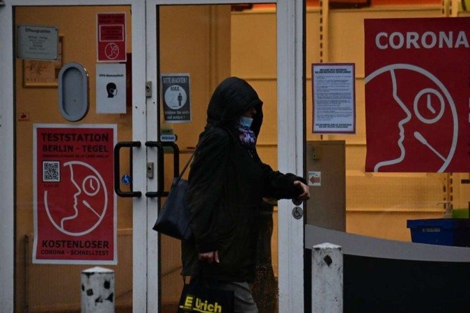 Pedestre entra em centro de testagem para detecção do coronavírus, em Berlim: alemães enfrentam explosão de casos - (crédito: Tobias Schwarz/AFP) Pedestre entra em centro de testagem para detecção do coronavírus, em Berlim: alemães enfrentam explosão de casos - (crédito: Tobias Schwarz/AFP)