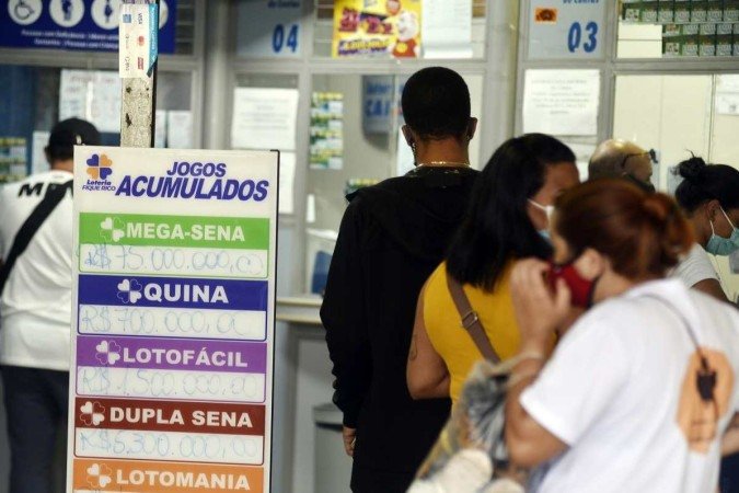 Mega-Sena acumulada em 75 milhões deve aumentar o movimento em lotéricas - (crédito: Minervino Júnior/CB) Mega-Sena acumulada em 75 milhões deve aumentar o movimento em lotéricas - (crédito: Minervino Júnior/CB)