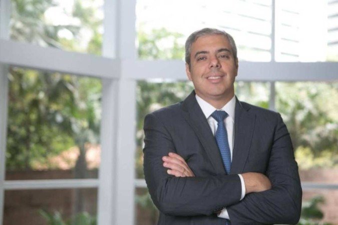 Investigação aponta que o executivo Milton Maluhy foi alvo de espionagem após incomodar os planos do dono do Banco Master