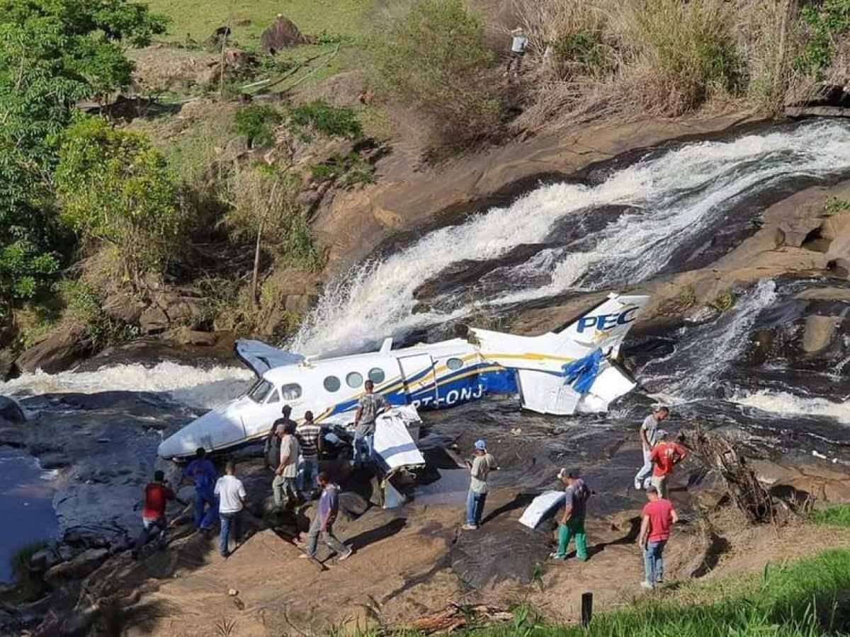  05/11/2021-O avião que levava a cantora sertaneja Marília Mendonça caiu na tarde desta sexta-feira (5/11) em Caratinga, na Região do Vale do Rio Doce-Morte da Marilia Mendonça.