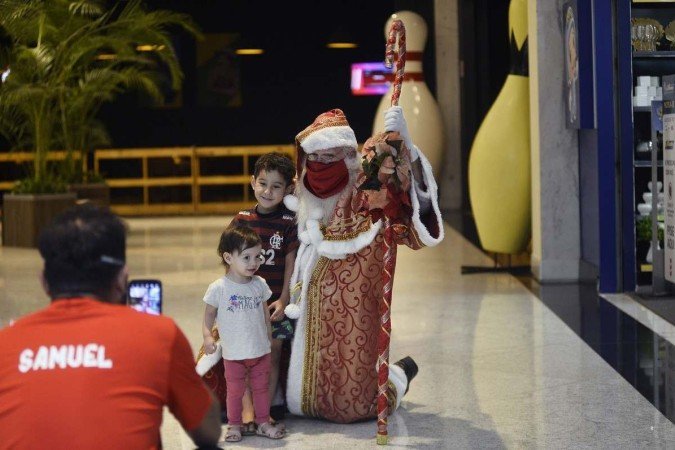A garotada faz a festa com a presença do bom velhinho