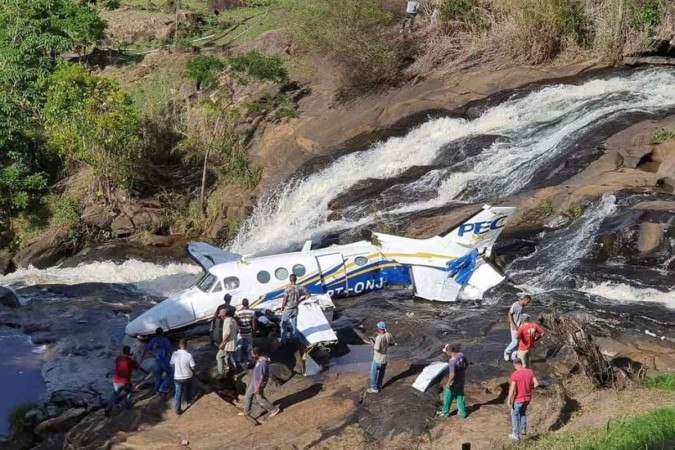 Confira imagens do avião de Marília Mendonça que caiu em região de MG