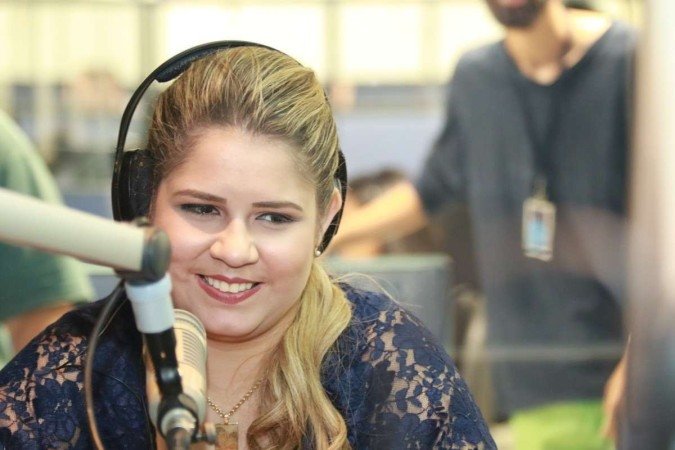  02/11/2016 Crédito: Luis Nova/Esp. CB/D.A Press. Brasil. Brasília - DF.  Cantora Marília Mendonça, durante entrevista a Rádio Clube FM.
      Caption 