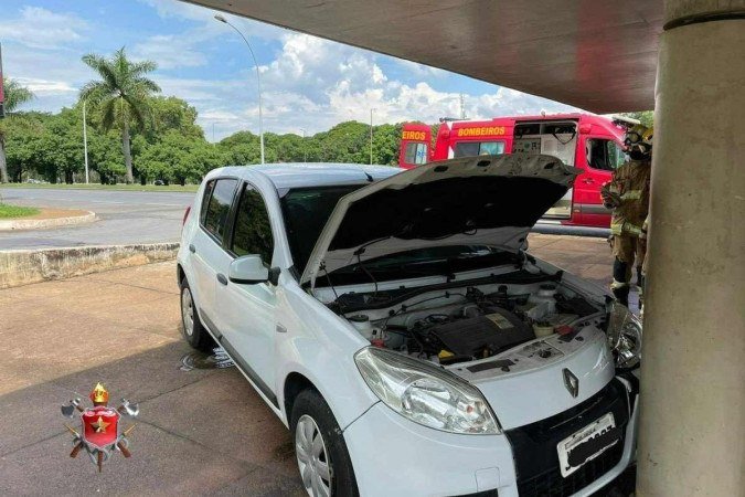 O veículo trafegava pelo Eixinho W, sentido sul, quando houve a colisão - (crédito: Divulgação/CBMDF) O veículo trafegava pelo Eixinho W, sentido sul, quando houve a colisão - (crédito: Divulgação/CBMDF)