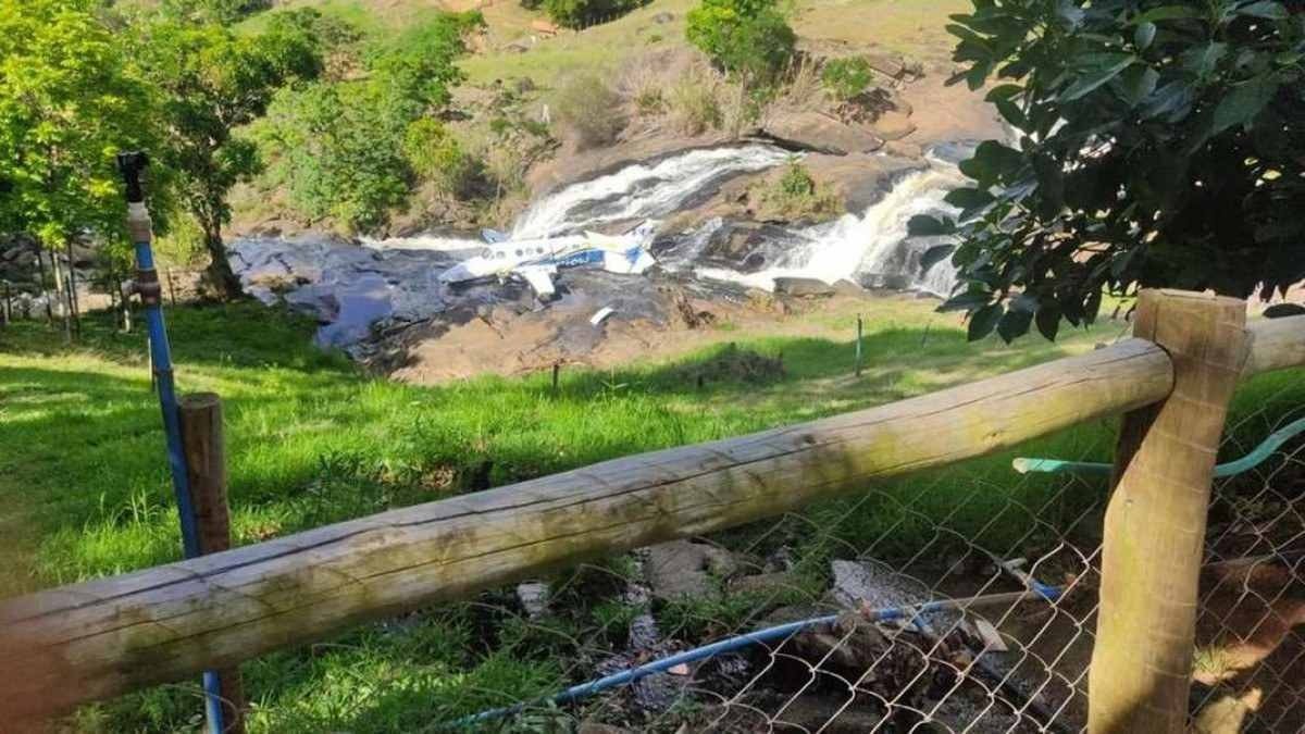 Avião que carregava Marília Mendonça cai em região de MG