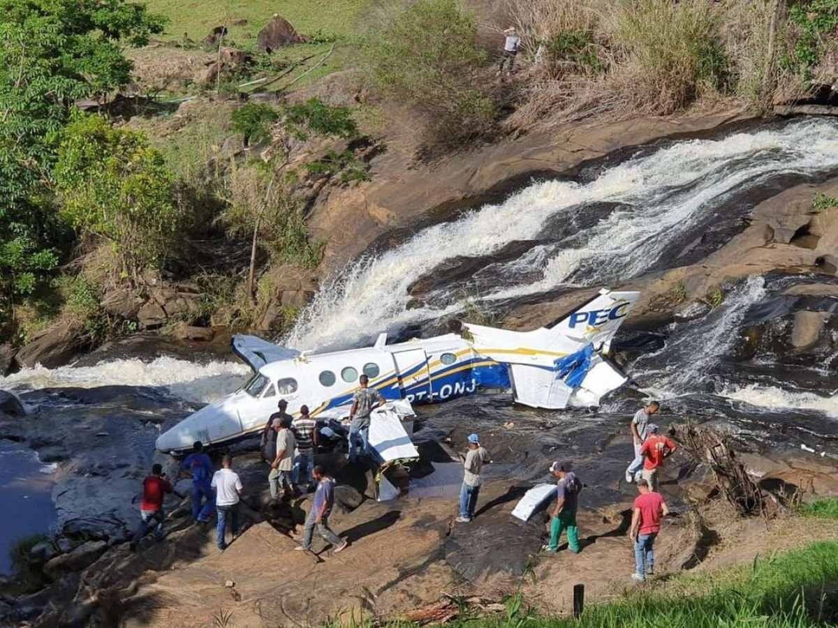 FAB recolhe partes de avião