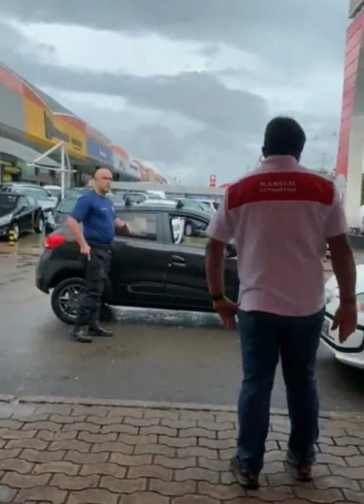Após confusão em loja de carros, atitude agressiva de PM é investigada