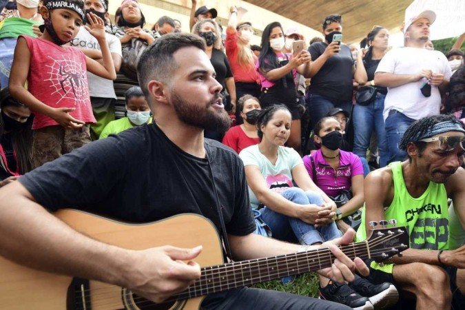 Fãs esperavam para se despedir da rainha da sofrência cantando 
