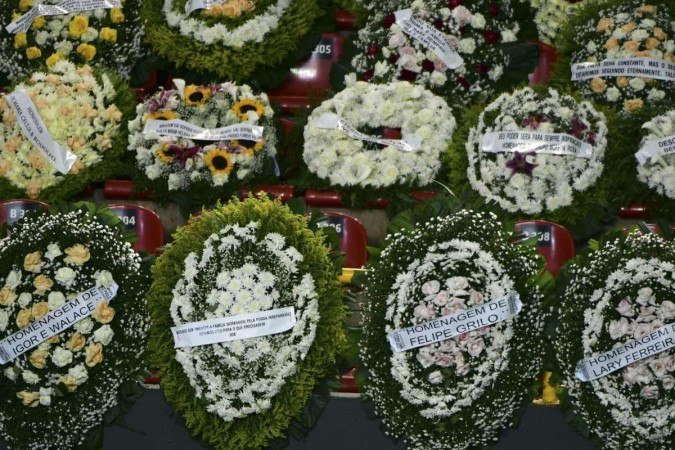 Coroas de flores foram enviadas por admiradores famosos e  anônimos