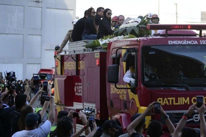 Maiara e Maraísa acompanharam o cortejo ao lado de familiares 