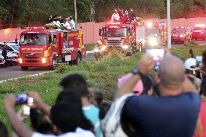  População saúda o comboio pelas ruas de Goiânia