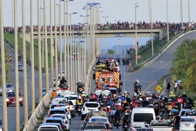 Fãs seguem o caminhão do Corpo de Bombeiros com o corpo de Marília Mendonça: despedida marcada pela emoção - (crédito: Ed Alves/CB/DA.Press) Fãs seguem o caminhão do Corpo de Bombeiros com o corpo de Marília Mendonça: despedida marcada pela emoção - (crédito: Ed Alves/CB/DA.Press)