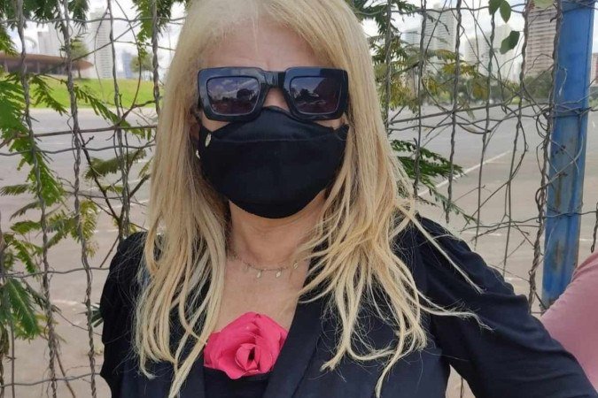 Marta fez uma rosa à mão para oferecer à cantora