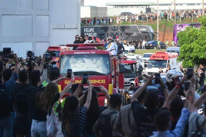 Ao longo do trajeto, diversos fãs aproveitaram para fazer as últimas homenagens para Marília. - (crédito: Ed Alves/CB/D.A Press) Ao longo do trajeto, diversos fãs aproveitaram para fazer as últimas homenagens para Marília. - (crédito: Ed Alves/CB/D.A Press)