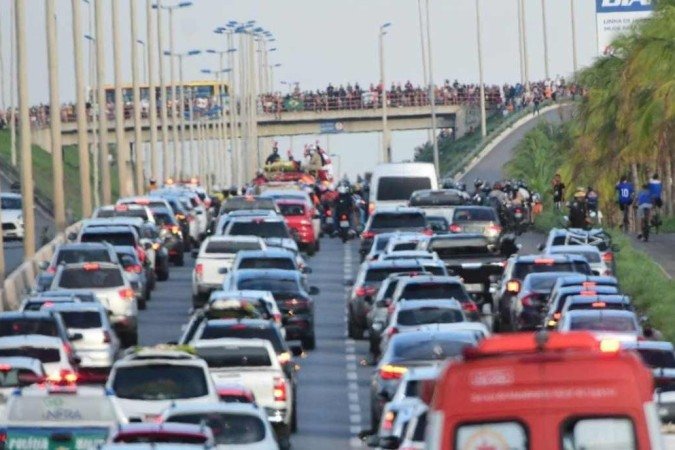 Cortejo com corpo da cantora Marília Mendonça segue para o cemitério