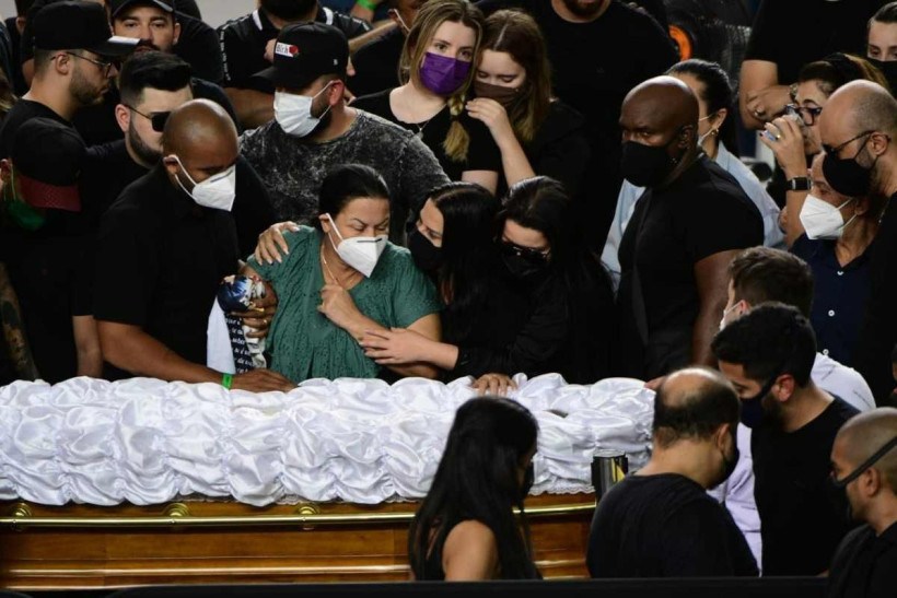 A mãe de Marília Mendonça, Ruth Dias, se despede da filha no velório realizado em Goiânia