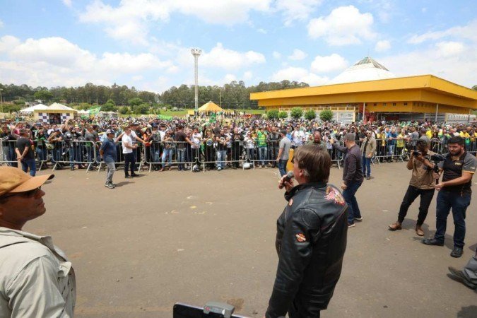 Bolsonaro discursa a apoiadores em Piraí do Sul (PR), no sábado, durante motociata pelas ruas da cidade: disputa pela reeleição - (crédito: Clauber Cleber Caetano/PR) Bolsonaro discursa a apoiadores em Piraí do Sul (PR), no sábado, durante motociata pelas ruas da cidade: disputa pela reeleição - (crédito: Clauber Cleber Caetano/PR)