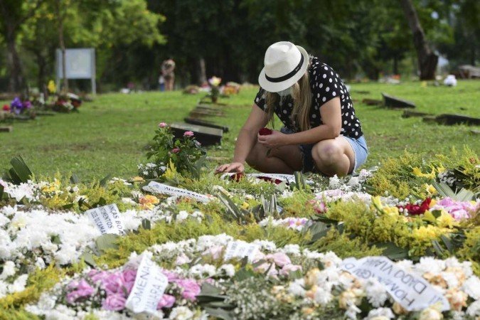 Fãs aproveitaram o domingo para prestar homenagens no túmulo onde Marília Mendonça foi enterrada na noite de sábado - (crédito: Ed Alves/CB/D.A.Press) Fãs aproveitaram o domingo para prestar homenagens no túmulo onde Marília Mendonça foi enterrada na noite de sábado - (crédito: Ed Alves/CB/D.A.Press)