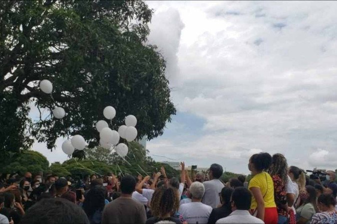 Durante o cortejo, as pessoas presentes levaram balões brancos em homenagem ao copiloto - (crédito: Júlia Eleutério/CB//D.A Press) Durante o cortejo, as pessoas presentes levaram balões brancos em homenagem ao copiloto - (crédito: Júlia Eleutério/CB//D.A Press)